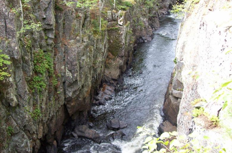 A look into the Vermilion Gorge from the top